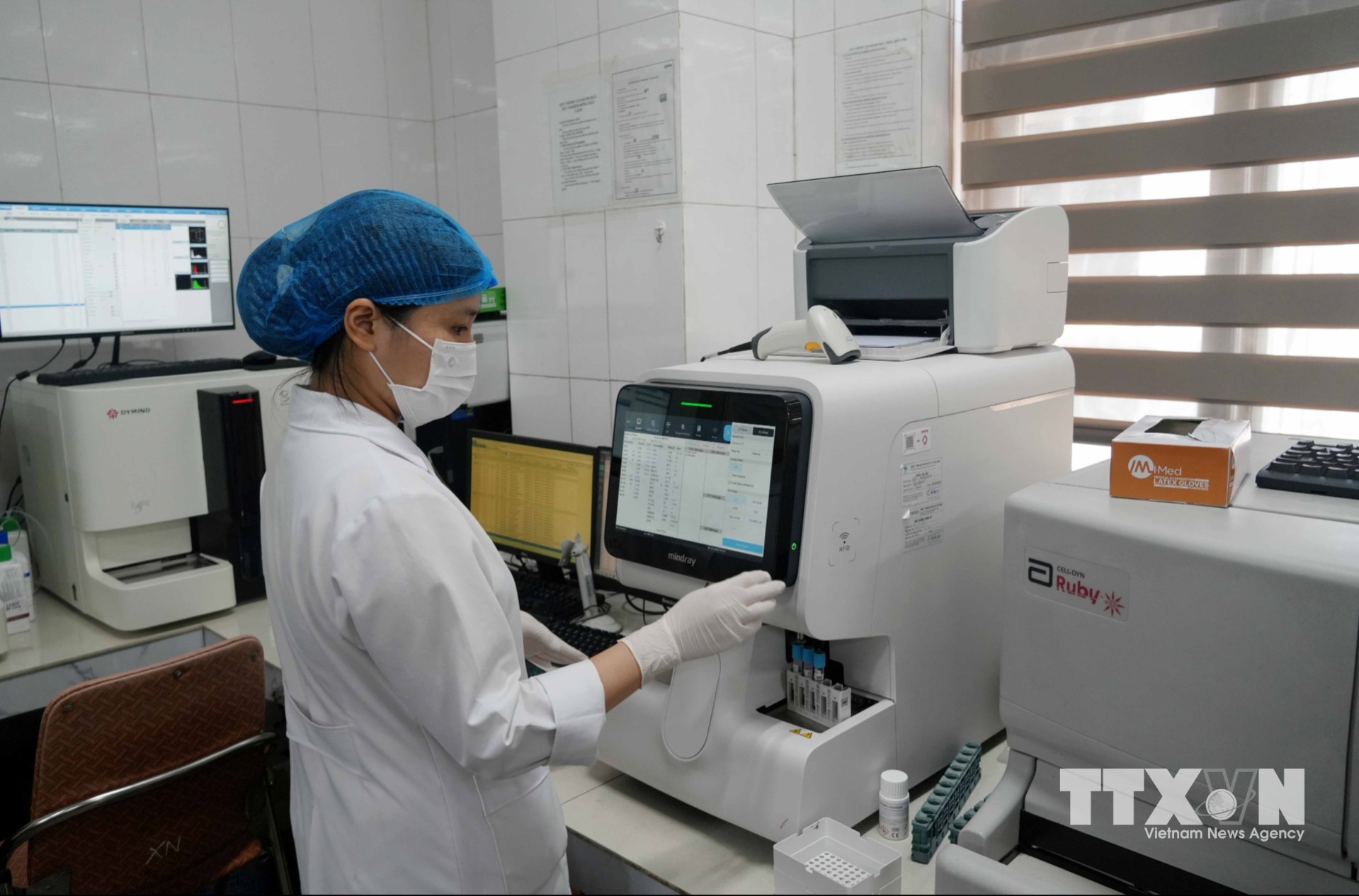 Máy móc hiện đại và công nghệ đã trở thành “trợ lý” đắc lực, giúp nâng cao độ chính xác và giảm áp lực cho bác sĩ. (Ảnh: Việt Hoàng/TTXVN)
